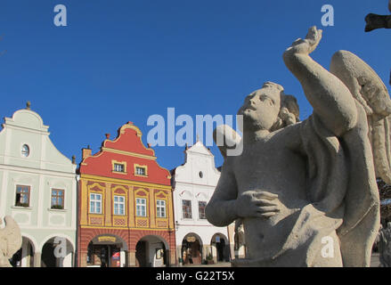 Telc, barocke Statue des Heiligen mit barocken Bürgerhäuser mit Renaissance-Torbogen, Südmähren, Tschechien, UNESCO-Welt Stockfoto