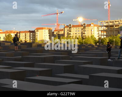 Berlin - Deutschland. Holocaust-Mahnmal von Peter Eisenman entworfenen besteht aus 2711 Betonblock und befindet sich in der Nähe vic Stockfoto