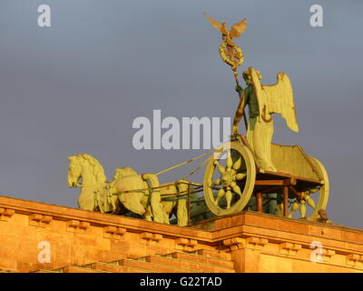 Berlin - Deutschland. Brandenburger Tor Quadriga. Die Tore markiert den Beginn der "Unter Dem Linden Boulevard'through Pariser Platz. Stockfoto