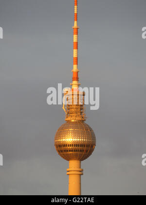Berlin - Deutschland. Berliner Fernsehturm ist ein beliebtes drehen Observatorium Bars und Restaurants Stockfoto