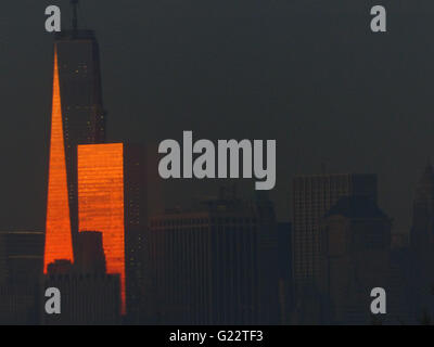 NEW YORK CITY. Freedom Tower spiegelt die untergehende Sonne. Dieses Foto stammt von Sunset Park-Brooklyn, etwa 8 Meilen entfernt. Stockfoto