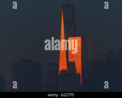 NEW YORK CITY. Freedom Tower spiegelt die untergehende Sonne. Dieses Foto stammt von Sunset Park-Brooklyn, etwa 8 Meilen entfernt Stockfoto