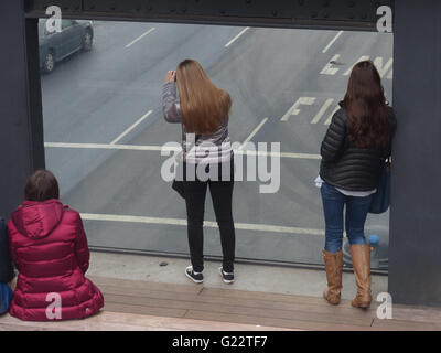 New York City - USA. Frau Fotos 10th Avenue von High Line Stockfoto