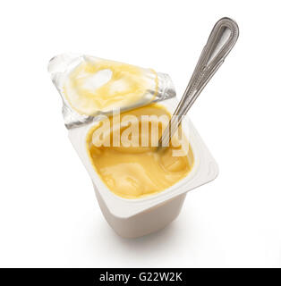 Offenen Joghurt im Topf mit Metalllöffel closeup Stockfoto