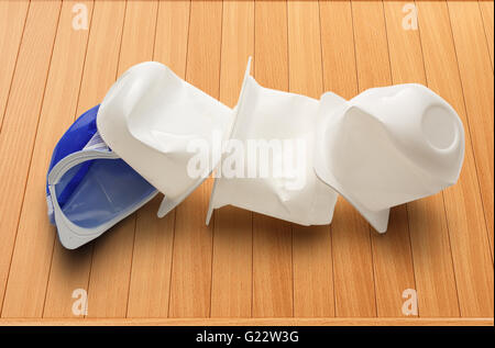 Leere zerkleinert Kunststoff Joghurtbecher auf hölzernen Hintergrund Stockfoto