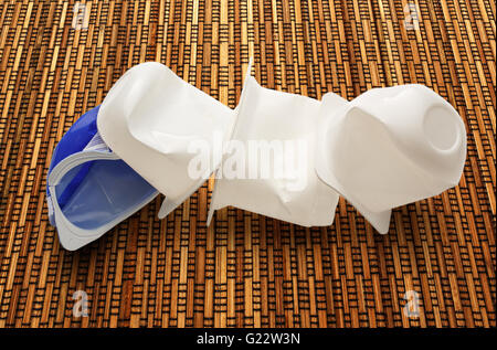 Leere zerkleinert Kunststoff Joghurtbecher auf hölzernen Hintergrund Stockfoto