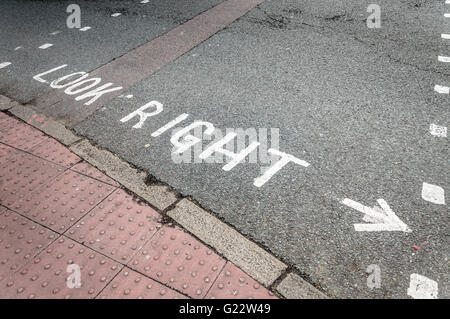 Schauen Sie rechts Schild gemalt auf der Straße in London Stockfoto