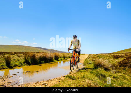 Radfahrer auf dem richtigen Weg in der Bowland Fells Lancashire verschieden bekannt als Salter Weg fiel Salter Road oder Hornby Road Stockfoto