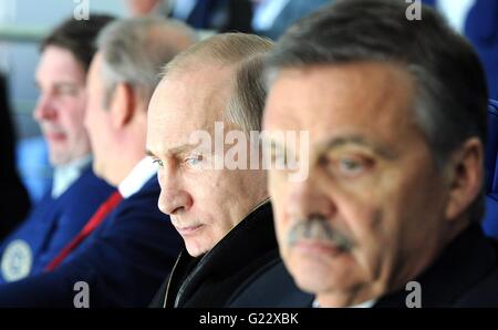 Moskau, Russland. 22. Mai 2016. Der russische Präsident Vladimir Putin Uhren das Endspiel der Eishockey-WM zwischen Finnland und Kanada 22. Mai 2016 in Moskau, Russland. Es schlagen Kanada Finnland 2: 0 im Endspiel für Gold und Silber mit Russland gegen die USA, die Bronze zu nehmen. Bildnachweis: Planetpix/Alamy Live-Nachrichten Stockfoto