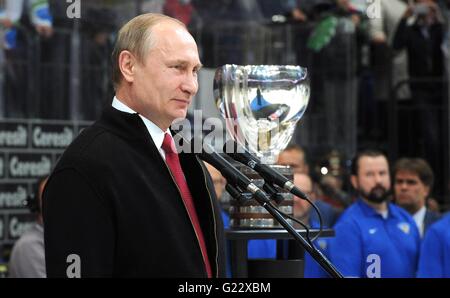 Moskau, Russland. 22. Mai 2016. Der russische Präsident Vladimir Putin bei der Preisverleihung für die Eishockey-WM 22. Mai 2016 in Moskau, Russland. Es schlagen Kanada Finnland 2: 0 im Endspiel für Gold und Silber mit Russland gegen die USA, die Bronze zu nehmen. Bildnachweis: Planetpix/Alamy Live-Nachrichten Stockfoto