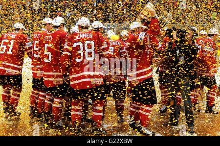 Moskau, Russland. 22. Mai 2016. Das kanadische Team feiert Gewinn der Goldmedaille bei der Eishockey-WM-Endspiels zwischen Finnland und Kanada 22. Mai 2016 in Moskau, Russland. Es schlagen Kanada Finnland 2: 0 im Endspiel für Gold und Silber mit Russland gegen die USA, die Bronze zu nehmen. Bildnachweis: Planetpix/Alamy Live-Nachrichten Stockfoto