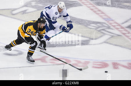 Tampa, Florida, USA. 22. Mai 2016. DIRK SHADD | Times.Tampa Bay Lightning Verteidiger Andrej Sustr (62) jagt Pittsburgh Penguins rechten Flügel Tom Kühnhackl (34) für den Puck in der ersten Phase im Spiel fünf von der Eastern Conference Finals zwischen den Tampa Bay Lightning und die Pittsburgh Penguins in der Konsole Energy Center in Pittsburgh, PA. auf Sonntag, 22. Mai 2016. © Dirk Shadd/Tampa Bay Times / ZUMA Draht/Alamy Live News Stockfoto