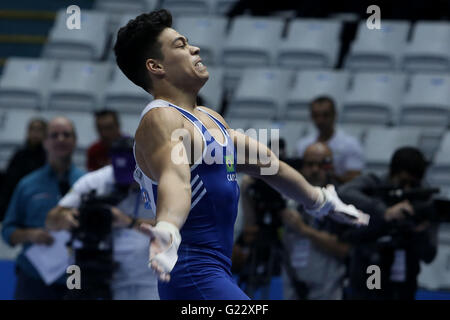 Sao Paulo, Brasilien. 22. Mai 2016. Brasiliens Sergio Sasaki feiert seinen ersten Platz am Ende der Männer? s bar Wettbewerb während der 2016 künstlerische Gymnastik World Challenge Cup, in Sao Paulo, Brasilien, am 22. Mai 2016 hoch. © Rahel Patras/Xinhua/Alamy Live-Nachrichten Stockfoto