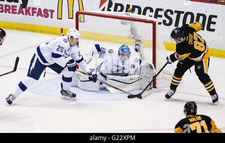 Tampa, Florida, USA. 22. Mai 2016. DIRK SHADD | Times.Tampa Bay Lightning Goalie Andrei Vasilevskiy (88) macht das Speichern auf einen Schuss von Pittsburgh Penguins im Zentrum Sidney Crosby (87) in der ersten Periode in Spiel fünf von der Eastern Conference Finals zwischen den Tampa Bay Lightning und die Pittsburgh Penguins in der Konsole Energy Center in Pittsburgh, PA. Sonntag, 22. Mai 2016. © Dirk Shadd/Tampa Bay Times / ZUMA Draht/Alamy Live News Stockfoto
