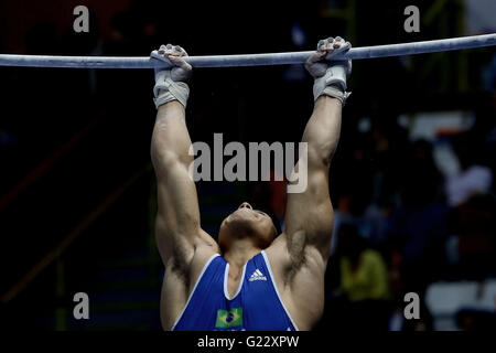 Sao Paulo, Brasilien. 22. Mai 2016. Brasiliens Sergio Sasaki konkurriert in der Men? s bar Wettbewerb während der 2016 künstlerische Gymnastik World Challenge Cup, in Sao Paulo, Brasilien, am 22. Mai 2016 hoch. © Rahel Patras/Xinhua/Alamy Live-Nachrichten Stockfoto