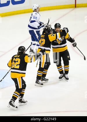 Tampa, Florida, USA. 22. Mai 2016. DIRK SHADD | Times.Tampa Bay Lightning Goalie Andrei Vasilevskiy (88) im Netz wie Pittsburgh Penguins rechten Flügel Patric Hornqvist (72) bekommt eine Umarmung von Pittsburgh Penguins center Sidney Crosby (87) nach Hornqvist Tor in der zweiten Phase des Spiel fünf von der Eastern Conference Finals zwischen den Tampa Bay Lightning und die Pittsburgh Penguins im Konsole Energy Center in Pittsburgh, PA am Sonntag , 22. Mai 2016. © Dirk Shadd/Tampa Bay Times / ZUMA Draht/Alamy Live News Stockfoto