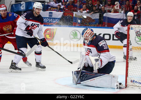 Moskau, Russland. 22. Mai 2016. Mike Condon von USA (C) blockt während eines Spiels um den dritten Platz auf der IIHF Eishockey-Weltmeisterschaft in Moskau, Russland, am 22. Mai 2016. Russland gewann 7: 2. © Evgeny Sinitsyn/Xinhua/Alamy Live-Nachrichten Stockfoto