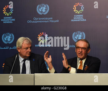 Istanbul, Türkei. 22. Mai 2016. UN Deputy Secretary-General Jan Eliasson (R) beantwortet eine Frage auf einer Pressekonferenz in Istanbul, Türkei am 22. Mai 2016. Die allererste Weltgipfel für humanitäre Hilfe, die hier am Montag beginnt soll verschiedene Akteure mobilisieren, die Bemühungen um die schlimmste Krise seit dem zweiten Weltkrieg noch nie gesehen, sagte Generalsekretär Jan Eliasson am Sonntag. © He Canling/Xinhua/Alamy Live-Nachrichten Stockfoto