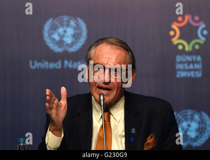 Istanbul, Türkei. 22. Mai 2016. UN-Generalsekretär Jan Eliasson hält eine Rede auf einer Pressekonferenz in Istanbul, Türkei, am 22. Mai 2016. Die allererste Weltgipfel für humanitäre Hilfe, die hier am Montag beginnt soll verschiedene Akteure mobilisieren, die Bemühungen um die schlimmste Krise seit dem zweiten Weltkrieg noch nie gesehen, sagte Generalsekretär Jan Eliasson am Sonntag. © He Canling/Xinhua/Alamy Live-Nachrichten Stockfoto