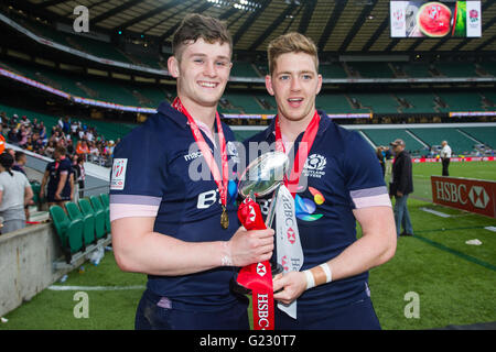 London, UK. 22. Mai 2016. James Johnstone und Glenn Byrce mit Tasse präsentiert Schottland der HSBC London Sevens World Series in Twickenham. Schottland schlug Südafrika 27-26 um den Pokal zum ersten Mal zu heben. Bildnachweis: Elsie Kibue / Alamy Live News Stockfoto