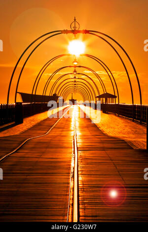 Southport Pier, Merseyside, England. 22. Mai 2016. UK-Wetter: Ein schöner Sonnenuntergang Blicke über den Holzsteg der Klasse II aufgeführten Southport Pier, der ältesten eisernen Pier im Land, das seit über 150 Jahren stehen geblieben.  Ein Spaziergang bis zum Ende des Piers geben Ihnen atemberaubende Aussicht über die Nord-West-Küste.  Bildnachweis: Cernan Elias/Alamy Live-Nachrichten Stockfoto