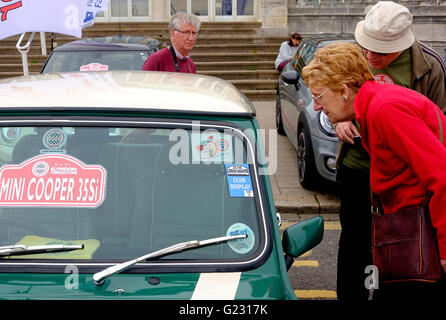 Brighton, UK. 22. Mai 2016. Minis auf Madeira fahren am Ende die von London nach Brighton Mini Run im Crystal Palace einen Tag früher aufgebaut. Die Veranstaltung ist Orgamised von der London & Surrey Mini Owners Club. Bildnachweis: Scott Hortop / Alamy Live News Stockfoto