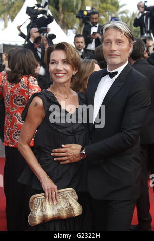 epa05314991 dänische Schauspieler Mads Mikkelsen (R) und Frau Hanne Jacobsen (L) kommen für das Screening von "La Fille Inconnue" (das unbekannte Mädchen) während der 69. jährliche Cannes Filmfestspiele in Cannes, Frankreich, 18. Mai 2016. Der Film ist im offiziellen Wettbewerb des Festivals präsentiert, die von 11 bis 22 Mai läuft. EPA/GUILLAUME HORCAJUELO | / picture Alliance Stockfoto