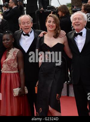 2850759 05/18/2016 von links: Schauspielerin Nadege Ouedraogo, Direktor Luc Dardenne, Schauspielerin Adele Haenel und Regisseur Jean-Pierre Dardenne auf dem roten Teppich vor der Premiere des Films The unbekanntes Mädchen (La Fille Inconnue) bei der 69. Filmfestspielen von Cannes. Ekaterina Chesnokova/Sputnik | / picture Alliance Stockfoto