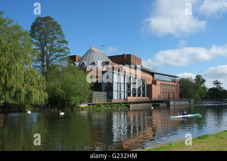 Ein Ruderer auf dem Fluss Avon, neben das Royal Shakespeare Theatre in Stratford Warwickshire, England, UK. Stockfoto