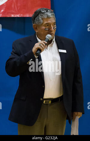 Joplin, Missouri, USA. 20. Mai 2016. Cookie Estrada, CEO von Joplin Familie YMCA, dank die Kansas City Chiefs und die Jagd-Familienstiftung für ihre speziellen Stipendium der CVJM-Fit Kids Armee-Klasse. © Serena S.Y Hsu/ZUMA Draht/Alamy Live-Nachrichten Stockfoto