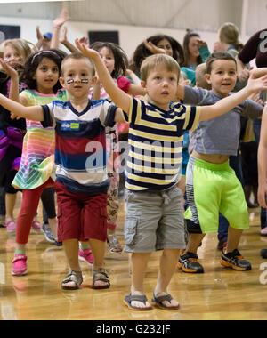 Joplin, Missouri, USA. 20. Mai 2016. Kinder in Joplin Familie YMCA Fit Kids Armee anhören KC Botschafter Shawn Barber Anweisungen auf verschiedenen Warm-up-Strecken. Diese Übungen beginnen die spielen 60-Klinik veranstaltet von den Chiefs Community-Pflege-Team zur Förderung von Gesundheit und Wellness für Kinder und Jugendliche. © Serena S.Y Hsu/ZUMA Draht/Alamy Live-Nachrichten Stockfoto