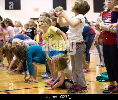 Joplin, Missouri, USA. 20. Mai 2016. Kinder in Joplin Familie YMCA Fit Kids Armee anhören KC Botschafter Shawn Barber Anweisungen auf verschiedenen Warm-up-Strecken. Hier erreichen sie nach einer Übung der Biegung nach unten und berühren ihre Zehen nach oben. Diese Warm-ups treten zu Beginn der spielen 60 Klinik veranstaltet von den Chiefs Community-Pflege-Team. Die Kansas City Chiefs spielen 60 Kliniken fördern Gesundheit und Wellness für Kinder und Jugendliche. © Serena S.Y Hsu/ZUMA Draht/Alamy Live-Nachrichten Stockfoto