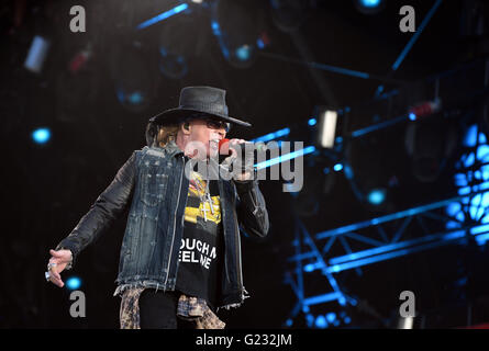 Prag, Tschechische Republik. 22. Mai 2016. Sänger Axl Rose führt während des Konzerts der australischen Rockband AC/DC in Prag, Tschechische Republik, 22. Mai 2016. Bildnachweis: Katerina Sulova/CTK Foto/Alamy Live-Nachrichten Stockfoto