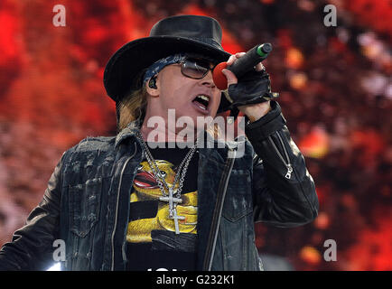 Prag, Tschechische Republik. 22. Mai 2016. Sänger Axl Rose führt während des Konzerts der australischen Rockband AC/DC in Prag, Tschechische Republik, 22. Mai 2016. Bildnachweis: Katerina Sulova/CTK Foto/Alamy Live-Nachrichten Stockfoto