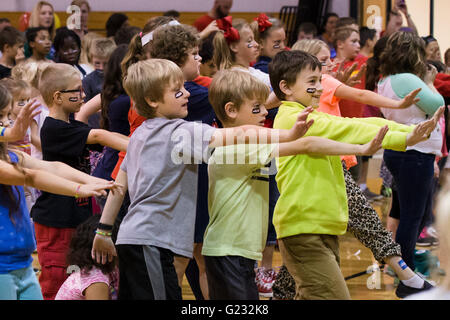 Joplin, Missouri, USA. 20. Mai 2016. Kinder in Joplin Familie YMCA Fit Kids Armee abwechselnd 6 Trainingsbereiche. Dieser Abschnitt besteht aus '' Running Back Beulen '', die ein Kind vor einer endgültigen Fußball fangen abgeschlossen werden muss. Übung, Interaktivität, Unterricht und Spiel sind alle in einer einstündigen spielen 60 Klinik Programm koordiniert die Chiefs Community-Pflege-Team kombiniert. © Serena S.Y Hsu/ZUMA Draht/Alamy Live-Nachrichten Stockfoto