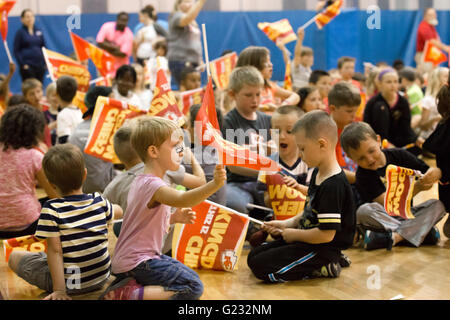 Joplin, Missouri, USA. 20. Mai 2016. Nach einem 20-minütigen Spiel von Team-Tag erhalten der CVJM Fit Kids Armee alle mitnehmen KC Chiefs Flaggen. Als nächstes sehen sie die 2016 Enthüllung von Joplin Familie YMCA Fit Kids Armee Zuschuss von der Kansas City Chiefs und die Jagd Family Foundation zur Verfügung gestellt. © Serena S.Y Hsu/ZUMA Draht/Alamy Live-Nachrichten Stockfoto