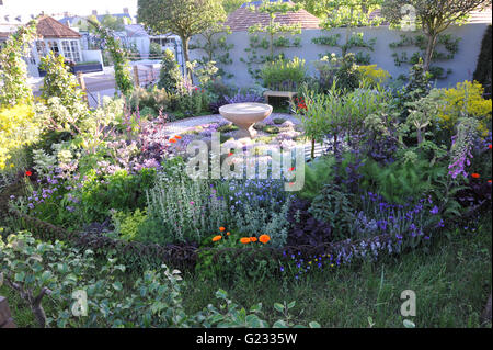 London, UK. 23. Mai 2016. Die St. Johannes Hospiz – A Modern Apothekergarten (entworfen von Jekka McVicar), eines der 17 wunderschöne und elegante Schaugärten auf dem Display an der RHS Chelsea Flower Show 2016 die eröffnet heute, London, UK. Bildnachweis: Michael Preston/Alamy Live-Nachrichten Stockfoto