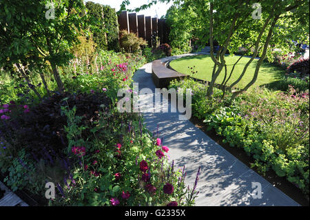 London, UK. 23. Mai 2016. Der Chelsea Barracks Garden (Designed von Jo Thompson MSGD), eines der 17 wunderschöne und elegante Schaugärten auf dem Display an der RHS Chelsea Flower Show 2016 die eröffnet heute, London, UK. Bildnachweis: Michael Preston/Alamy Live-Nachrichten Stockfoto