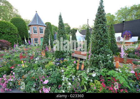 London, UK. 23. Mai 2016. Harrods britische Exzentriker Garten (entworfen von Diarmuid Gavin), eines der 17 wunderschöne und elegante Schaugärten auf dem Display an der RHS Chelsea Flower Show 2016 die eröffnet heute, London, UK. Bildnachweis: Michael Preston/Alamy Live-Nachrichten Stockfoto