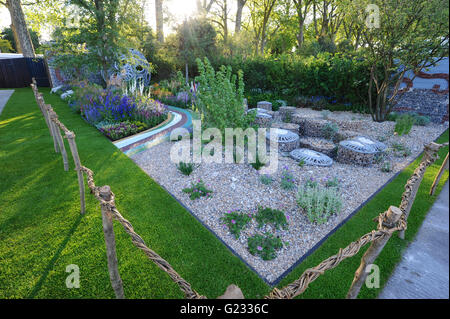 London, UK. 23. Mai 2016. Brewin Dolphin Garten – für immer Freefolk (entworfen von Rosy Hardy), eines der 17 wunderschöne und elegante Schaugärten auf dem Display an der RHS Chelsea Flower Show 2016 die eröffnet heute, London, UK. Bildnachweis: Michael Preston/Alamy Live-Nachrichten Stockfoto