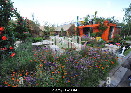 London, UK. 23. Mai 2016. RHS Begrünung Grey Britain für Gesundheit, Glück und Gartenbau (entworfen von Ann-Marie Powell), einer der schönsten und elegantesten Feature Gärten auf dem Display an der 2016 RHS Chelsea Flower Show eröffnet heute, London, UK. Bildnachweis: Michael Preston/Alamy Live-Nachrichten Stockfoto