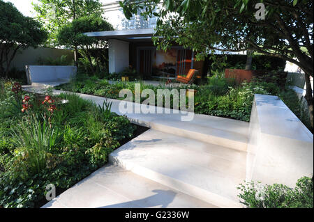 London, UK. 23. Mai 2016. VESTRA Reichtum Garten von bewusst Leben (entworfen von Paul Martin), eines der 17 wunderschöne und elegante Schaugärten auf dem Display an der RHS Chelsea Flower Show 2016 die eröffnet heute, London, UK. Bildnachweis: Michael Preston/Alamy Live-Nachrichten Stockfoto