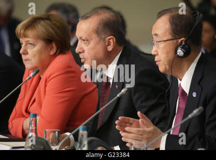 Istanbul, Türkei. 23. Mai 2016. Bundeskanzlerin Angela Merkel und der türkische Präsident Recep Tayyip Erdogan UN Secretary General Ban Ki Moon (R) nehmen Teil am UN-humanitäre Hilfe-Gipfel in Istanbul, Türkei, 23. Mai 2016. Foto: MICHAEL KAPPELER/Dpa/Alamy Live News Stockfoto