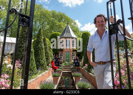 London, UK. 23. Mai 2016. Gartengestalter Diarmuid Gavin, Harrods Exzentrizität Garten. Pressetag bei der RHS Chelsea Flower Show. 2016-Show ist für die Öffentlichkeit vom 24.-28. Mai 2016. Bildnachweis: Lebendige Bilder/Alamy Live-Nachrichten Stockfoto