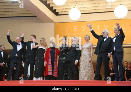 Cannes, Frankreich. 11. Mai 2016. CANNES, Frankreich - 22.Mai: Jury-Mitglieder, Arnaud Desplechin, Laszlo Nemes, Vanessa Paradis, Katayoon Shahabi, Valeria Golino, George Miller, Kirsten Dunst, Donald Sutherland und Mads Mikkelsen, die Abschlussveranstaltung der 69. jährliche Filmfestival in Cannes am Palais des Festivals in Cannes, Frankreich am 22. Mai 2016 teilnehmen. © Friedrich Injimbert/ZUMA Draht/Alamy Live-Nachrichten Stockfoto