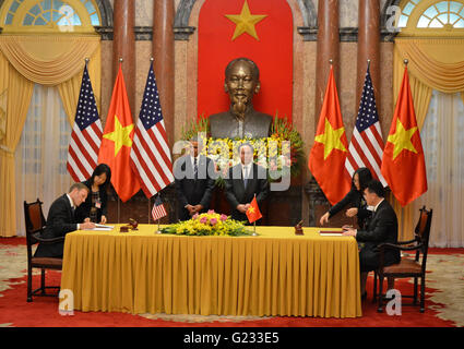 Hanoi, Vietnam. 23. Mai 2016. Vietnamesischen Präsidenten Tran Dai Quang (R, hinten) und US-Präsident Barack Obama (L, hinten) eine Unterzeichnungszeremonie in Hanoi, der Hauptstadt von Vietnam, 23. Mai 2016 zu besuchen. Obama kam im Noi Bai Internationaler Flughafen in Hanoi spät am Sonntagabend, startet seinen ersten Besuch als US-Präsident und der dritte in Folge von einem US-Präsidenten zu Vietnam da die beiden Länder Beziehungen normalisiert. Bildnachweis: Yan Jianhua/Xinhua/Alamy Live-Nachrichten Stockfoto