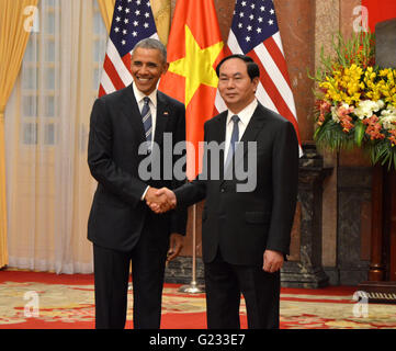 Hanoi, Vietnam. 23. Mai 2016. Vietnamese President Tran Dai Quang (R) schüttelt Hände mit US-Präsident Barack Obama in Hanoi, der Hauptstadt von Vietnam, 23. Mai 2016. Obama kam im Noi Bai Internationaler Flughafen in Hanoi spät am Sonntagabend, startet seinen ersten Besuch als US-Präsident und der dritte in Folge von einem US-Präsidenten zu Vietnam da die beiden Länder Beziehungen normalisiert. Bildnachweis: Yan Jianhua/Xinhua/Alamy Live-Nachrichten Stockfoto