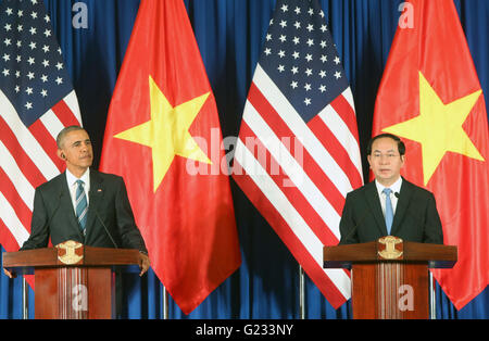 Hanoi, Vietnam. 23. Mai 2016. Vietnamese President Tran Dai Quang (R) und Präsident der Vereinigten Staaten Barack Obama an eine Pressekonferenz in Hanoi, Vietnam, 23. Mai 2016 teilnehmen. Obama am Montag angekündigt, dass die Vereinigten Staaten eine jahrzehntelange Waffenembargo gegen Vietnam heben wird. Bildnachweis: VNA/Xinhua/Alamy Live-Nachrichten Stockfoto