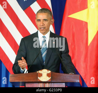 Hanoi, Vietnam. 23. Mai 2016. Präsident der Vereinigten Staaten Barack Obama macht eine Ankündigung auf einer Pressekonferenz unter dem gemeinsamen Vorsitz mit vietnamesischen Präsidenten Tran Dai Quang in Hanoi, Vietnam, 23. Mai 2016. Obama am Montag angekündigt, dass die Vereinigten Staaten eine jahrzehntelange Waffenembargo gegen Vietnam heben wird. Bildnachweis: VNA/Xinhua/Alamy Live-Nachrichten Stockfoto