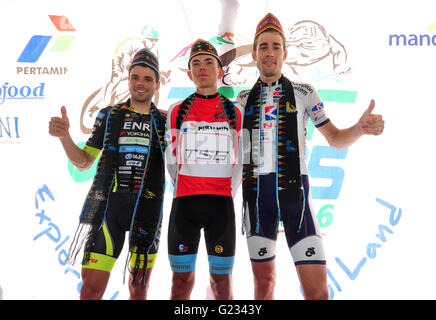 East Nusa Tenggara, Indonesien. 23. Mai 2016. New Zealand Fahrer Daniel Whitehouse (C) von Terengganu Cycling Team, Spanier Benjamin Prades (L) vom Team Ukyo und Spanier Ricardo Garcia aus Kinan Cycling Team posieren für ein Foto bei der Siegerehrung der Tour de Flores 2016, eine internationale Radsport Renn-Event in der Ost-Nusa Tenggara Provinz, Indonesien, 23. Mai 2016. Daniel Whitehouse gewann den Titel. © Zulkarnain/Xinhua/Alamy Live-Nachrichten Stockfoto